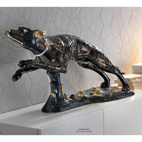 Грейхаунд с ошейником «Ласточка» и черно-золотым украшением Lucetti